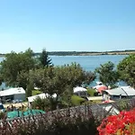 キャンプ場 5 Pers Avec Terrasse Et Cuisine Equipee - Api-1-52-296 Salles-Curan